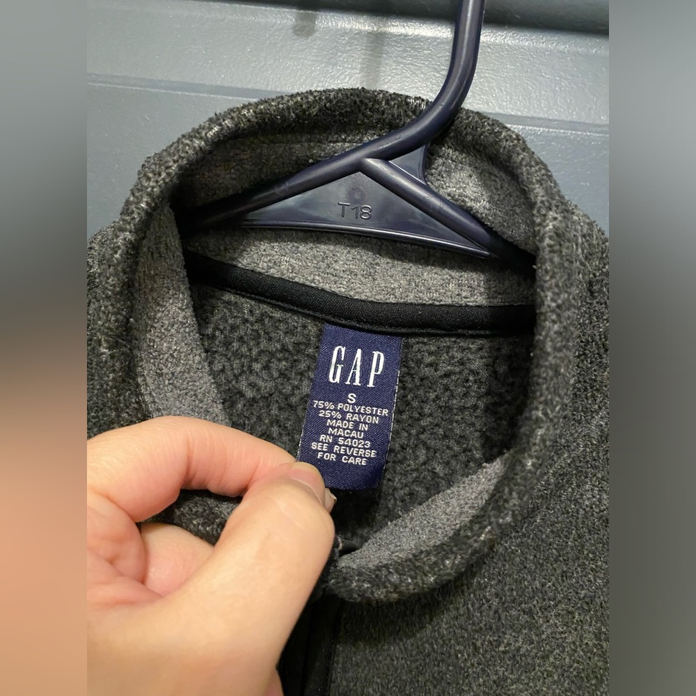 GAP Fleece Zipper Vest - Picture 2 of 3